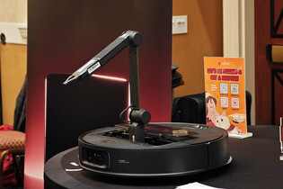 Má to v paži! Roborock Saros Z70 dokáže odklidit drobné předměty bránící úklidu