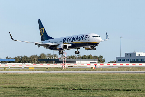 Ryanair chce zasáhnout proti opilým cestujícím a žádá omezení alkoholu