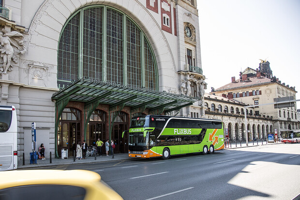 FlixBus nabízí cestujícím rychlou Wi-Fi. Konektivitu zajišťuje T-Mobile