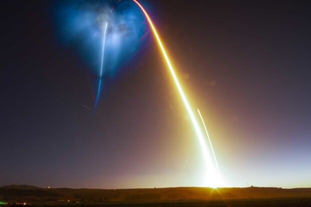Raketa Falcon 9 rozzářila oblohu nad Los Angeles a pak poprvé přistála na pevné zemi