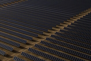 Svět děsí neznámá komunikační zařízení v čínských solárních panelech