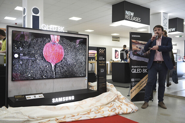 Alza jako první v ČR nabízí 8K QLED televizor Samsung. Je už k vidění v showroomu