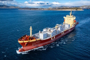 Tato nákladní loď mění emise CO₂ na stavební materiál 