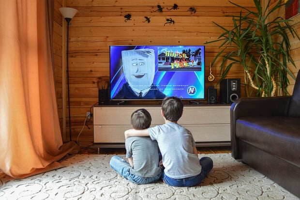 Sezení příliš blízko u televize oči sice unaví, ale zrak nepoškodí
