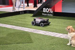 Snad to neskončí vulgarismy. Sekačka od Roborocku vyseká do trávníku vzor i text