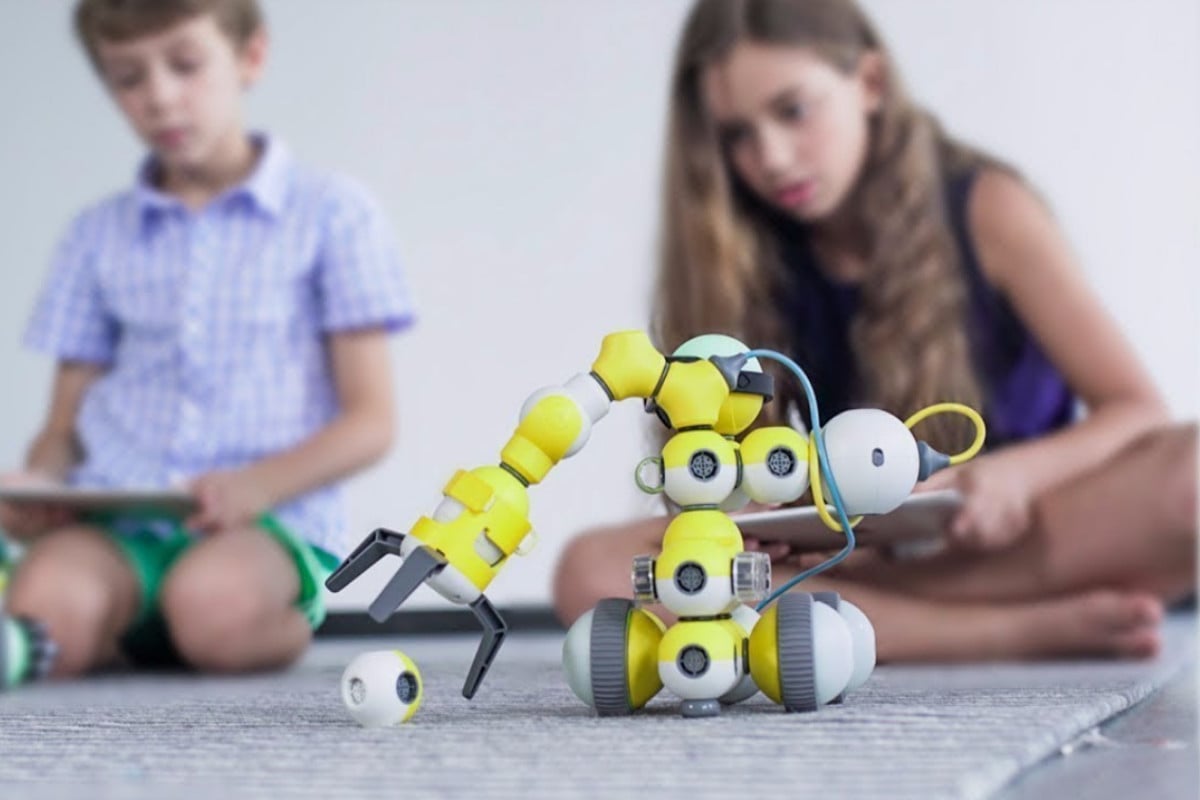 Робот и мальчик фулл. Роботы для детей. Робототехника для малышей. Робот малыш. Роботостроение для детей.