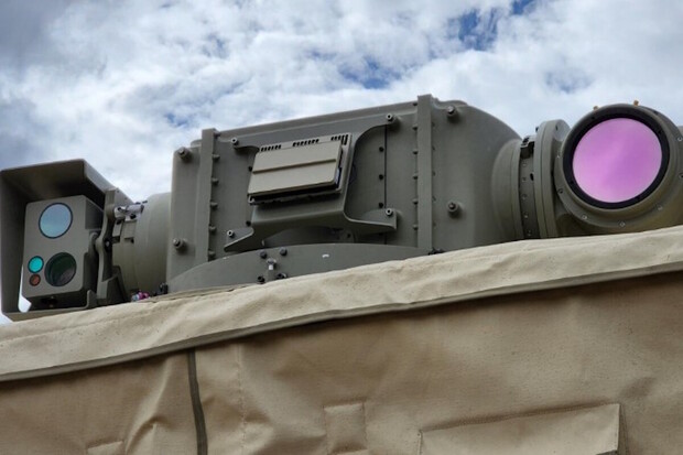 Australská laserová zbraň zvládne sestřelit až 200 dronů na baterie
