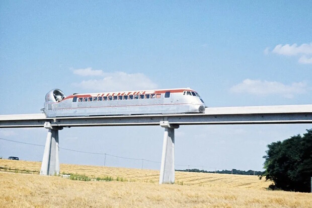 Co když smícháte vlak, letadlo a vznášedlo? Aérotrain byl až příliš odvážný