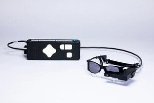 Chytré brýle s očním implantátem pomohly vrátit zrak některým nevidomým