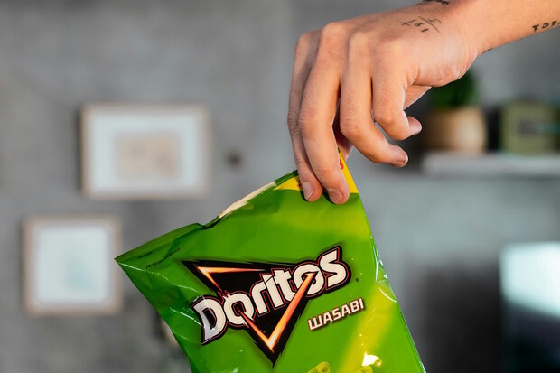 Student byl zatčen kvůli pytlíku chipsů, které AI vyhodnotila jako zbraň 