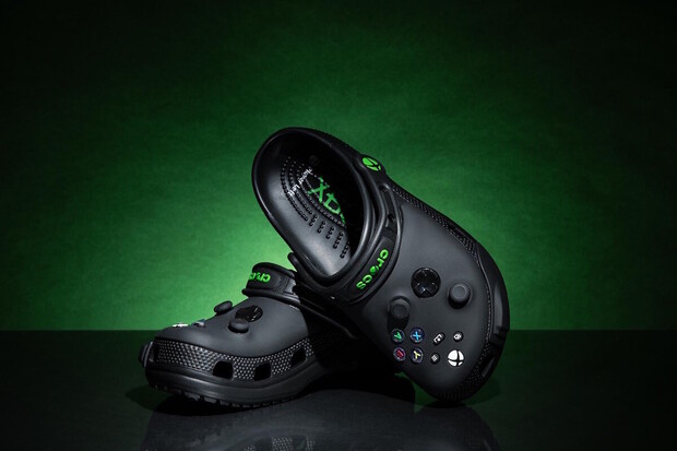 Microsoft to s obuví myslí vážně. Další crocsy inspiroval Xbox