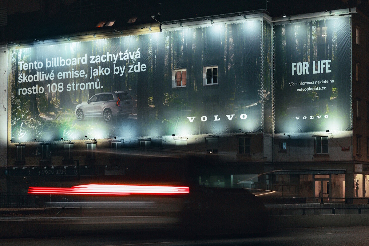 Volvo představuje billboard, který čistí vzduch. K vidění je v Praze