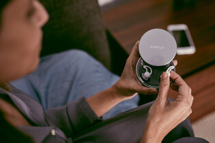 Nemůžete v noci zamhouřit oči? Vyzkoušejte hluk potlačující špunty Bose Sleepbuds