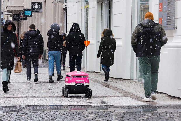 V Karlíně vám hamburger může přivézt tento robot 