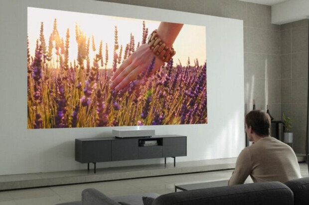 Hledáte 4K projektor do menšího pokoje? LG CineBeam promítá již ze vzdálenosti 5 cm