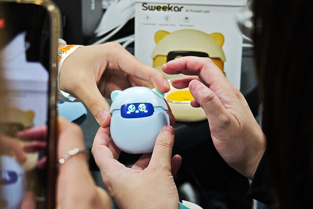 Sweekar je něco jako roztomilejší Tamagotchi s umělou inteligencí