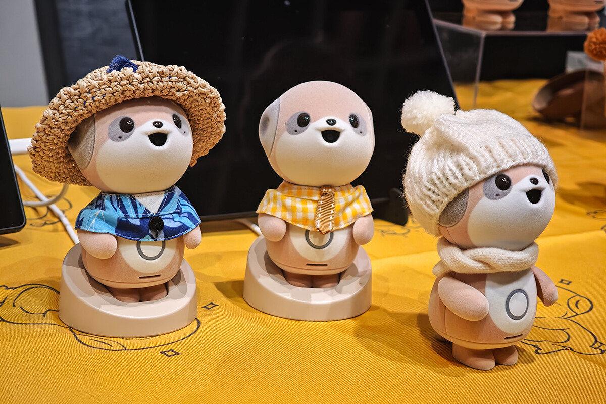 Poketomo je méďa s kamerou a reproduktorem, který si chce „jen povídat“