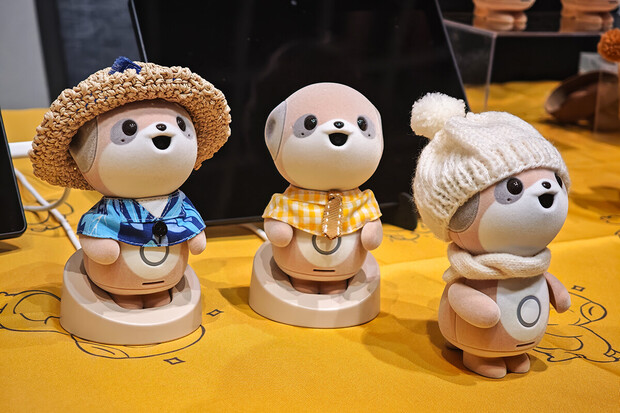 Poketomo je méďa s kamerou a reproduktorem, který si chce „jen povídat“