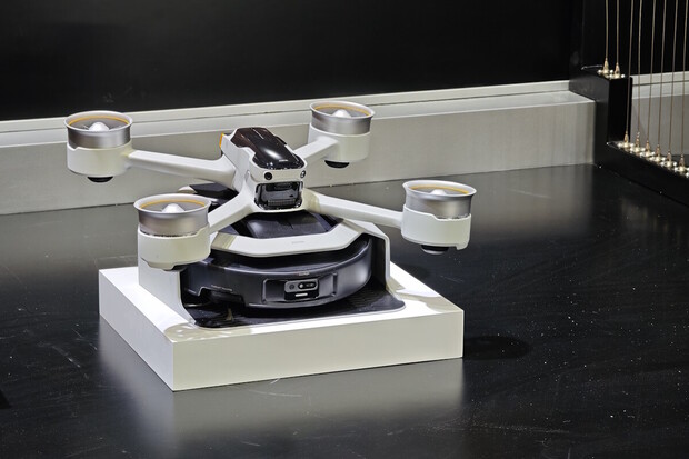 Jak to vypadá, když spojíte vysavač a dron pro úklid ve více patrech? To není vtip