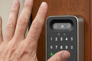 Chytrý zámek Xthings Ultraloq Bolt Sense kombinuje sken obličeje a dlaně