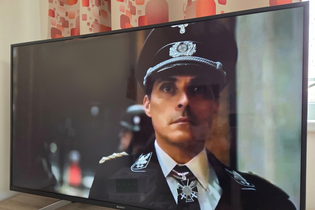 Pan Nikdo s Jobsem osedlají červeného psa a odjedou na vysoký zámek