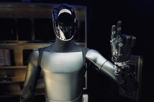 Ještě potřebuje doladit. Robot Optimus se opozdí