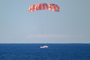 Jsou doma! Modul mise Artemis II bezpečně přistál 