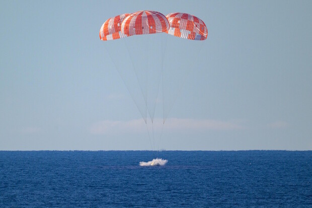 Jsou doma! Modul mise Artemis II bezpečně přistál 