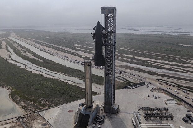 Po půlnoci startuje test Starshipu, který určí osud dalších misí na Měsíc