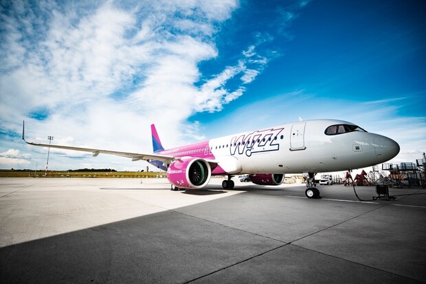 Levné létání už nebude bez internetu. Wizz Air zavede Starlink do celé flotily