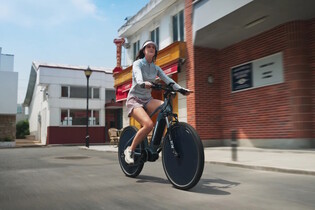Zlomový vynález, nebo slepá ulička? Toto elektrokolo je napájené solárně
