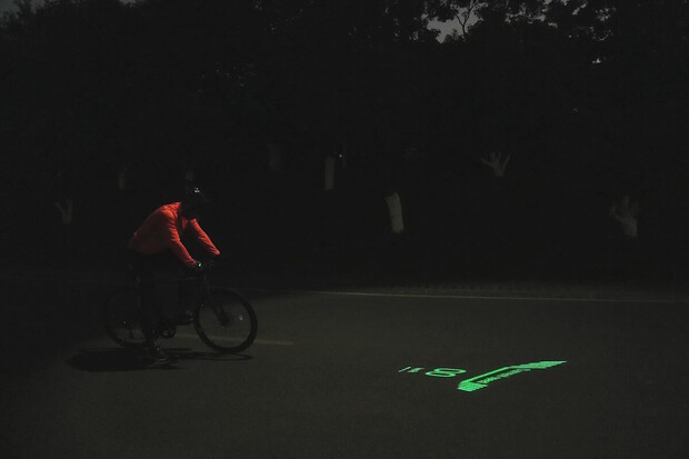 K zemi hleď. K čemu je na kole dobrý laserový projektor? 