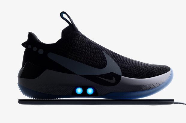 Nike Adapt BB jsou tenisky, které si utáhnete prostřednictvím mobilu