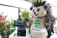 Jde až na hranu (trávníku). Navimow H5 Pro zaujme výsuvným ramenem a ochranou ježků