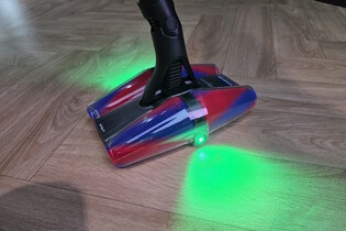 Ultraštíhlý Dyson W1 PencilWash vytře i pod nízkým nábytkem