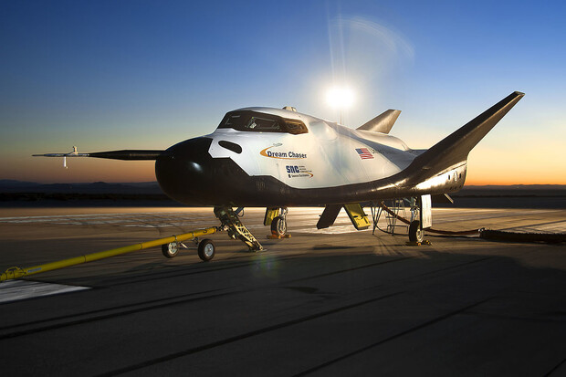 Vesmírná loď Dream Chaser absolvovala první úspěšný let a přistání