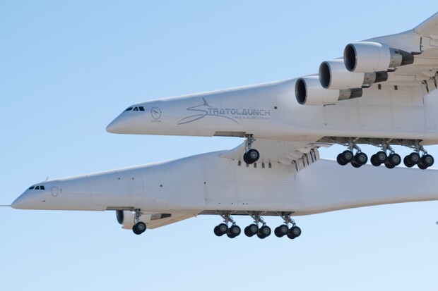 Stratolaunch poprvé vzlétl. Žádný létající stroj nemá takové rozpětí křídel