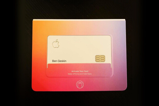 Takhle vypadá fyzická platební karta od Applu. Je stylová, ostatně jako vždy