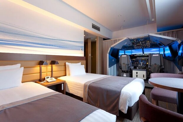 Čím se zabavit v japonském hotelu? Třeba leteckým simulátorem 