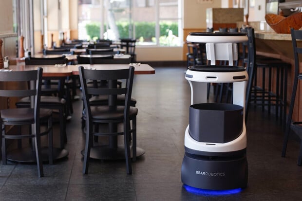 Přijdou číšníci o práci? Americký startup se je snaží nahradit roboty