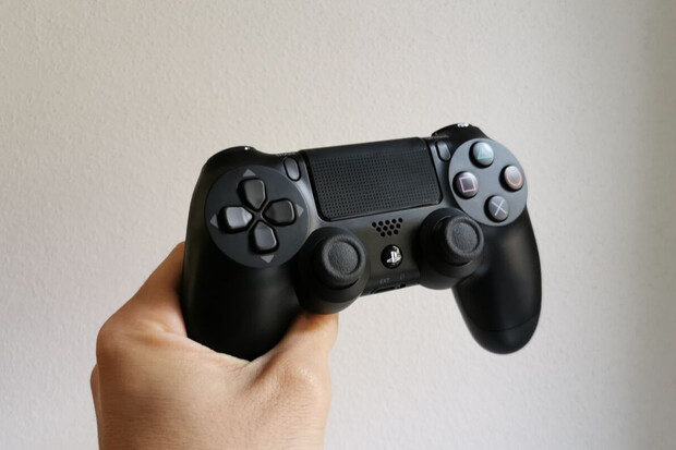 Zapomeňte na DualShock. Sony pracuje na způsobu, jak hry ovládat banánem