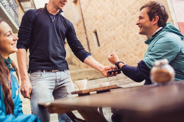 Česká spořitelna spouští bezkontaktní placení  s Garmin Pay a Fitbit Pay