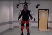 Myslí ovládaný exoskelet pomohl paralyzovanému muži znovu chodit