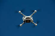 Dron poprvé doručil léky na předpis pacientovi až ke dveřím