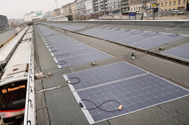 Sluneční energie z fotovoltaických fólií pohání stanici vídeňského metra