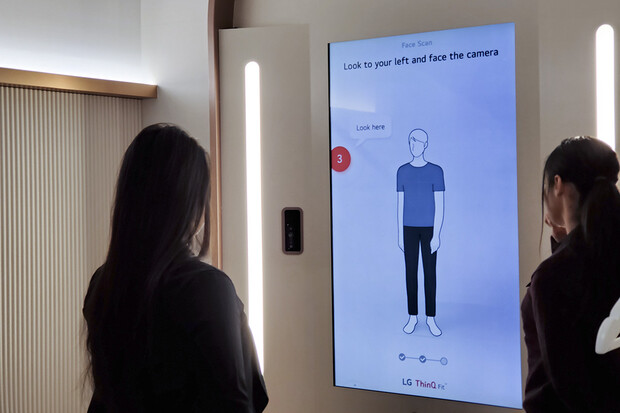 LG ThinQ Fit vás virtuálně obleče. Tedy, pokud vás i dobře změří