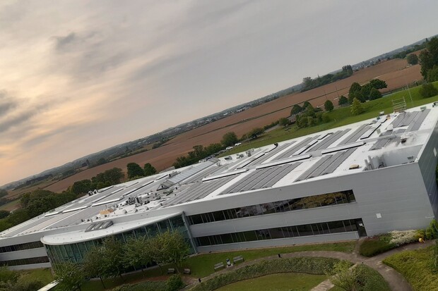 Toyota v Bruselu nainstalovala větrnou turbínu a solární panely k výrobě elektřiny