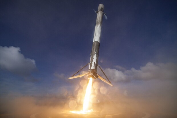 SpaceX posouvá druhý start své rakety až na zítřek. Můžete ho sledovat online