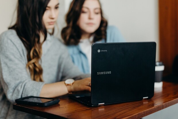 Umělá inteligence začala známkovat testy. Studenti se okamžitě naučili podvádět