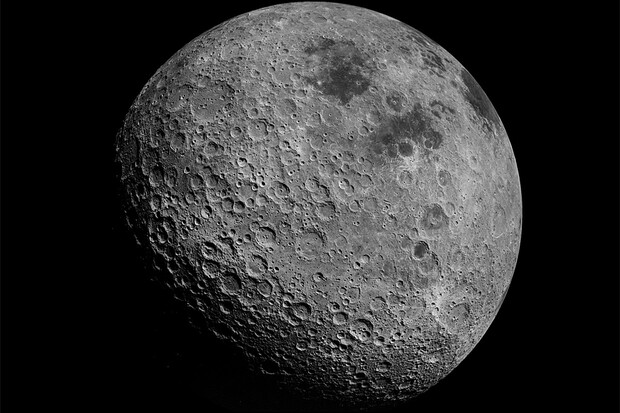 Bizarní kvádr na povrchu Měsíce dráždí představivost vědců i obyčejných lidí
